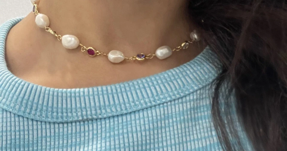 Cadena de collar de perlas y piedras multicolores rellenas de oro amarillo Foto 4 de 4