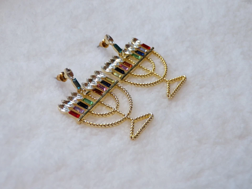 Pendientes de poste de diamantes de imitación Hanukkah Menorá de oro Foto 4 de 4