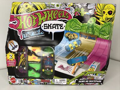 Hot Wheels TONY HAWK HQ SKATEPARK FINGERBOARD + 2 Rare Boards + Ramp BOX DAMAGED