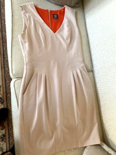 VINCE CAMUTO STYLISH DRESS IN BEIGE, BEAUTIFUL LINES, V NECK, FITTED SIZE 10 NEW