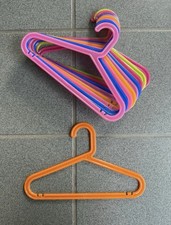 10 bunte Kinderkleiderbügel von Ikea