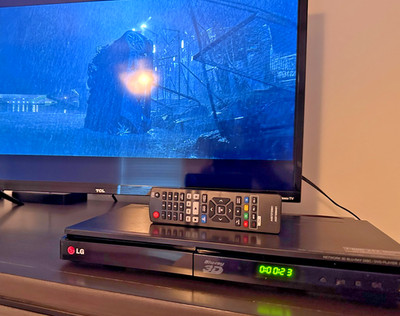 LG BP530 3D Blu-Ray Player & DVD Player - with Remote - TESTED WORKS