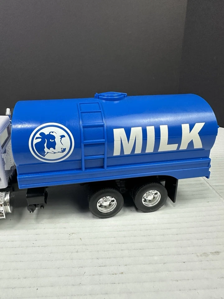 2023 Ertl 1:32 Plástico Leche Semitruck Interruptor N Carga Juego Juego 11" Foto 4 de 4