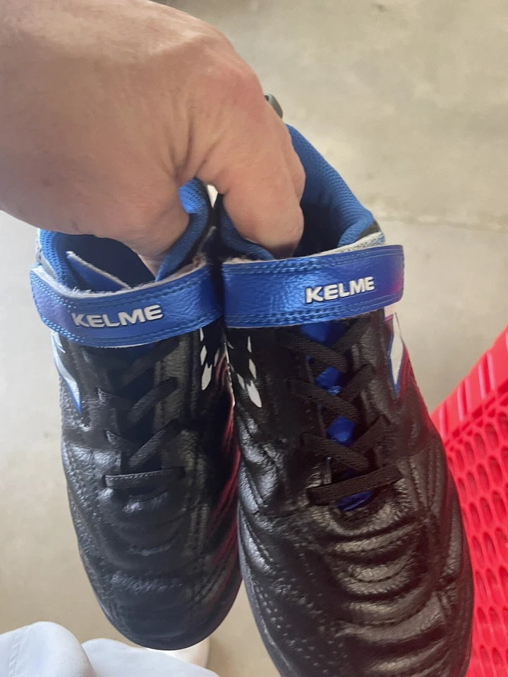 Chuteira de futebol Kelme Fighting couro K - Imagem 3 de 4