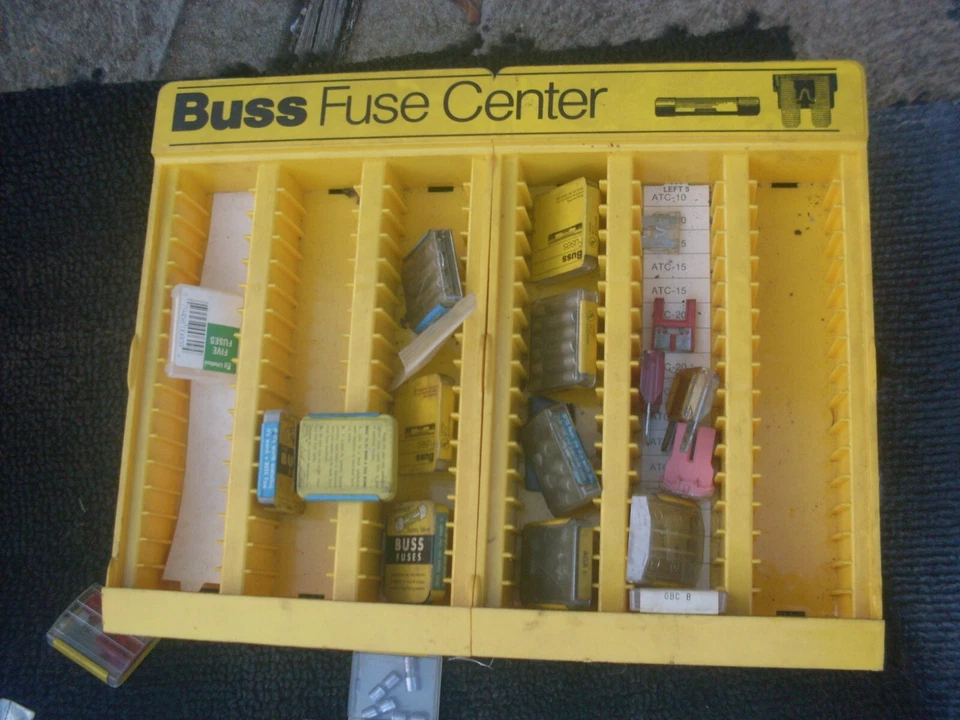 LOT OF VARIOUS BUSS LITTLE FUSES MANY DIFFERENT  SIZE OLD SCHOOL - Image 2 of 4