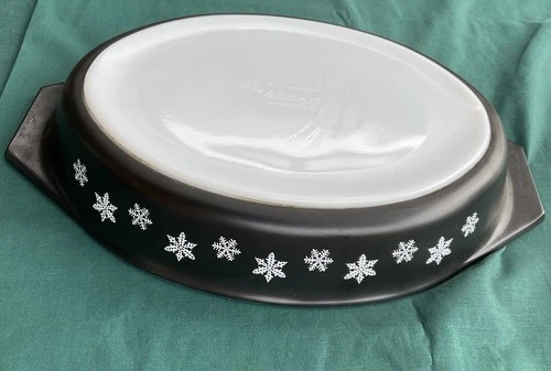 PYREX - Black w/ White Snowflakes - 1 1/2 Qt Oval Vintage Casserole Dish w/ Lid