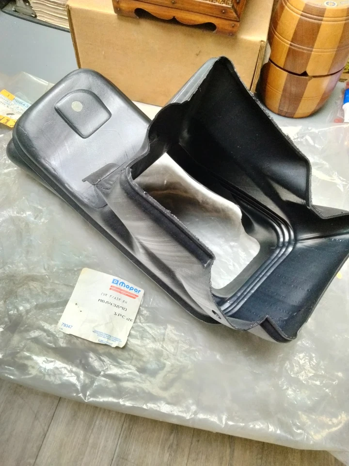 Conducto de aire intercooler Mopar/Mitsubishi NOS Rt. 92-93 capas. Garra láser y águila Foto 2 de 4