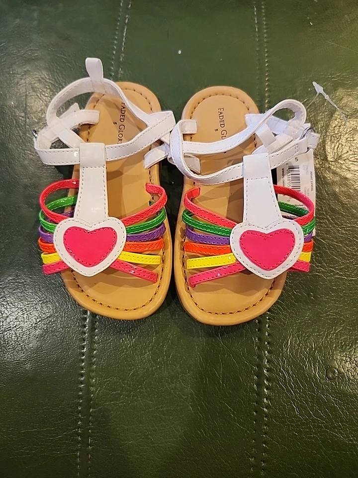 Sandalia para niños pequeños Faded Glory talla 5 corazones con suelas de alfabeto nueva con etiquetas Foto 2 de 4