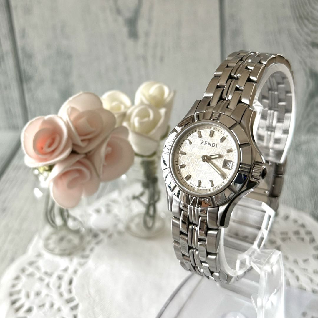 Fendi 2600L Analog Quartz Women Rare Watch White Silver Fendi 2600L Analog Quartz Women Rare Watch White Silver