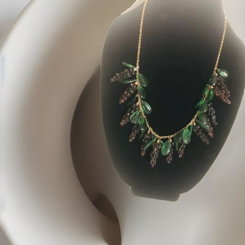 ART DECO GLASS GRAPE AND LEAVES Necklace - Art Deco VINTAGE JEWELRY. - Picture 2 of 11