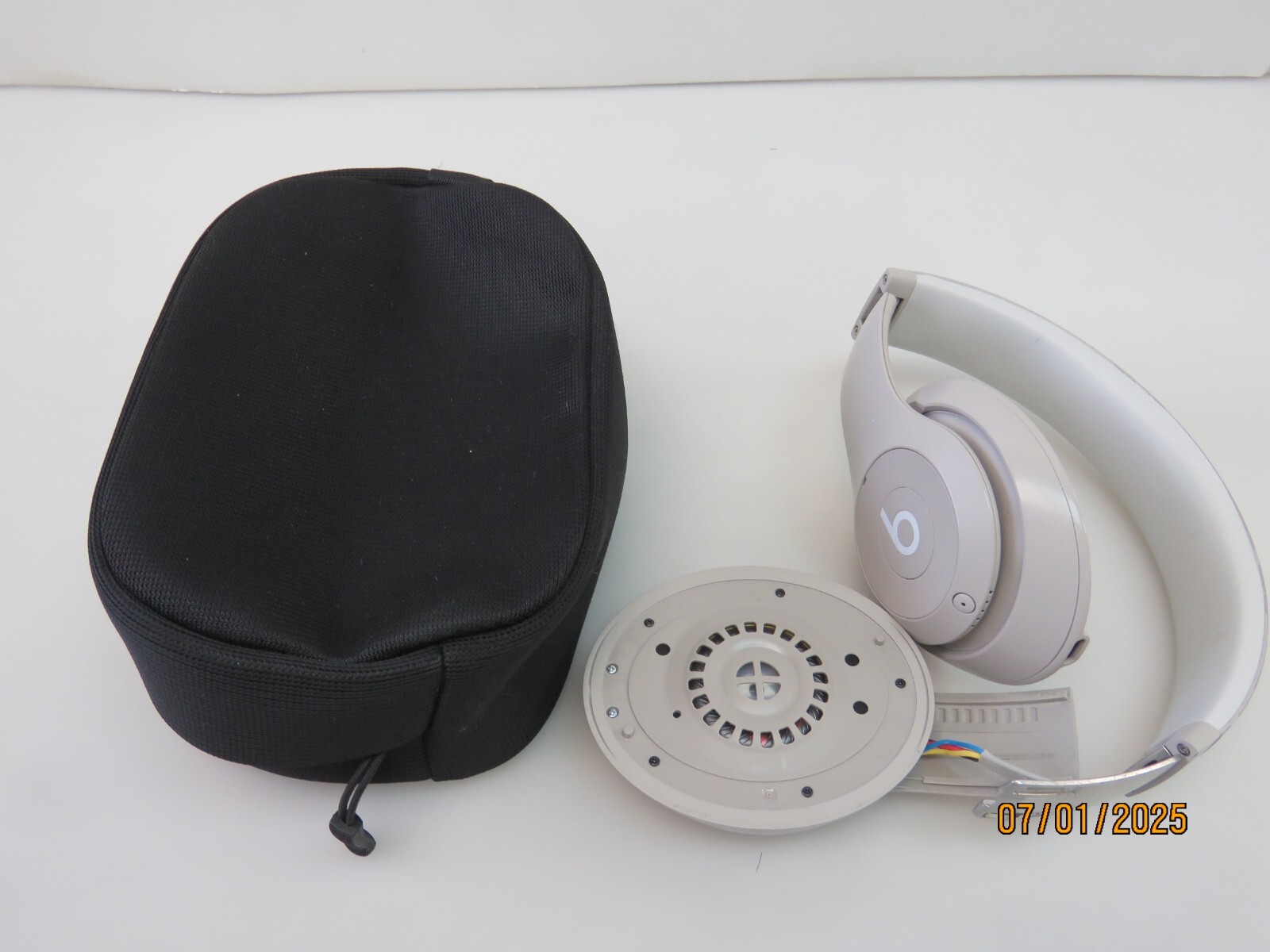 Beats by Dr. Dre Studio Pro Over-the-Ear Wireless Headphones (BROKEN) [CU75]