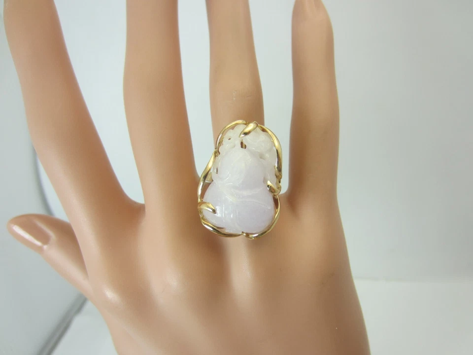 Anillo de jadeíta lavanda tallada en oro amarillo de 14K Foto 2 de 4