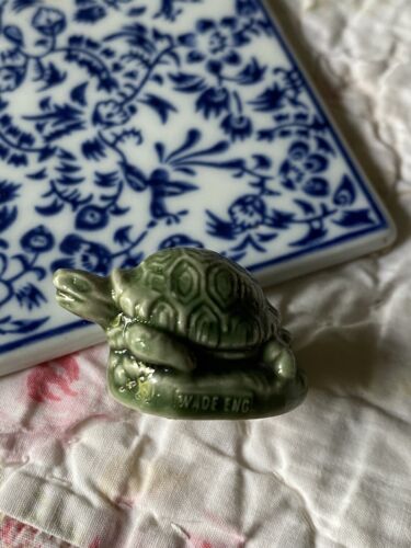 (3 in stock) Statuetta Wade Whimsies tè rosa rossa tartaruga Dee Inghilterra - Foto 1 di 3