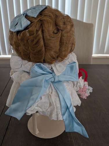 Dolly Dingle Musikpuppe 16 Zoll Goebel Porzellan mit Ständer - Bild 8 von 13