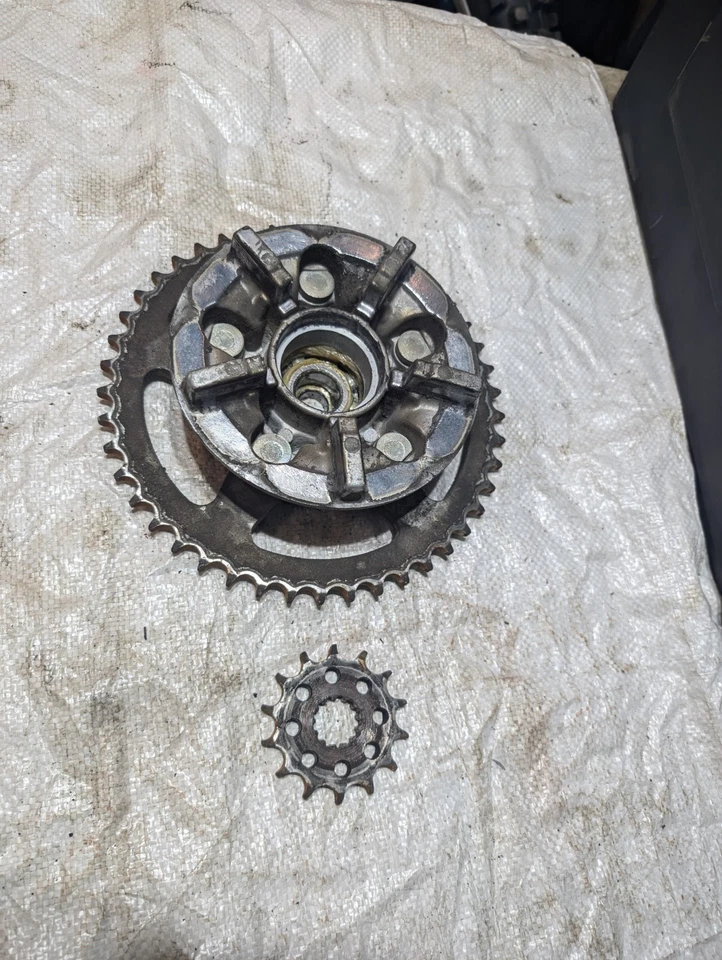 Soporte de montaje de buje portador de piñón delantero trasero Suzuki GSX600 Foto 2 de 4