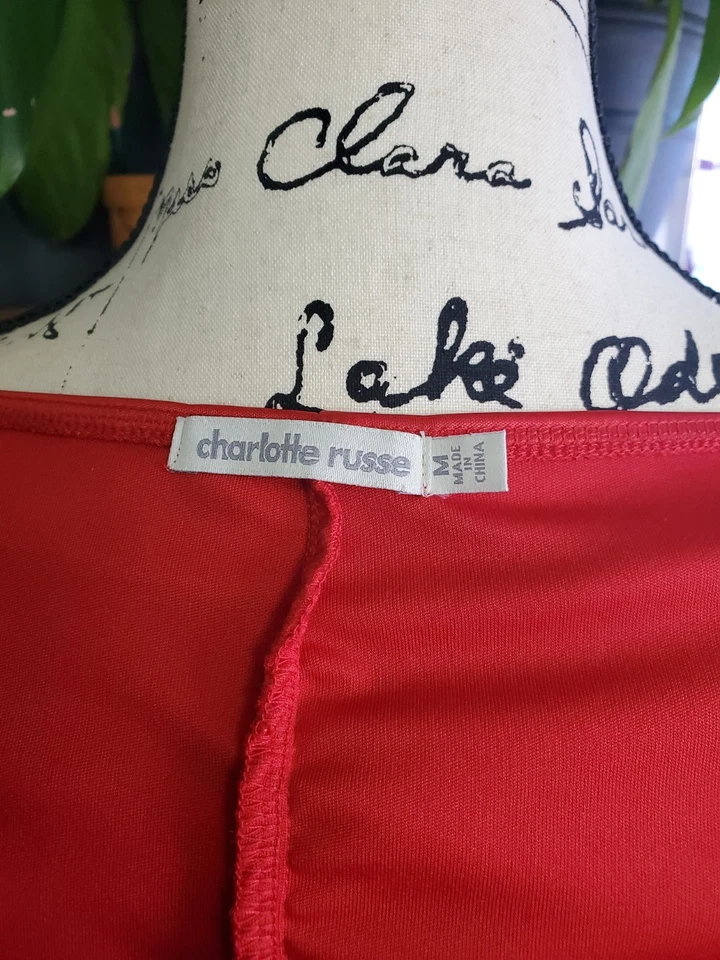 Vestido de cóctel para mujer Charlotte Russe mediano rojo cereza de encaje y fruncido Foto 4 de 4