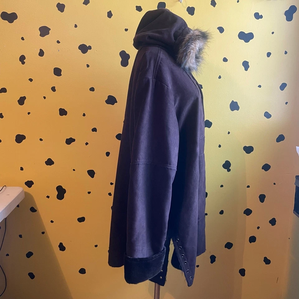 Abrigo con Capucha Selene Sport 2X Marrón Imitación Gamuza Piel Sintética Talla Grande Detalle Ojal Foto 3 de 4