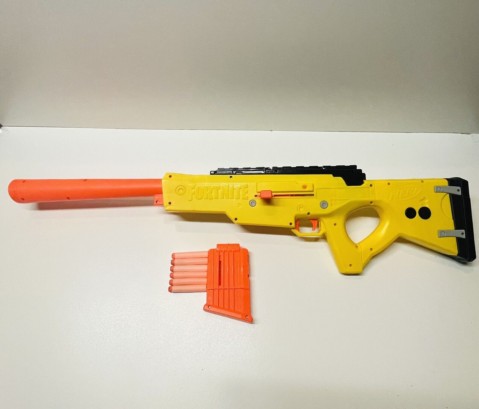 NERF Fortnite BASR-R Bolt Action Blaster - Incluye 3 objetivos de arbusto,  alcance extraíble, clip de 6 dardos extraíble, 6 dardos oficiales Elite