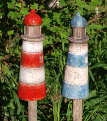 Maritime Zaunhocker Leuchtturm z. Auswahl Pfahlhocker Gartendeko Steingut H 21cm