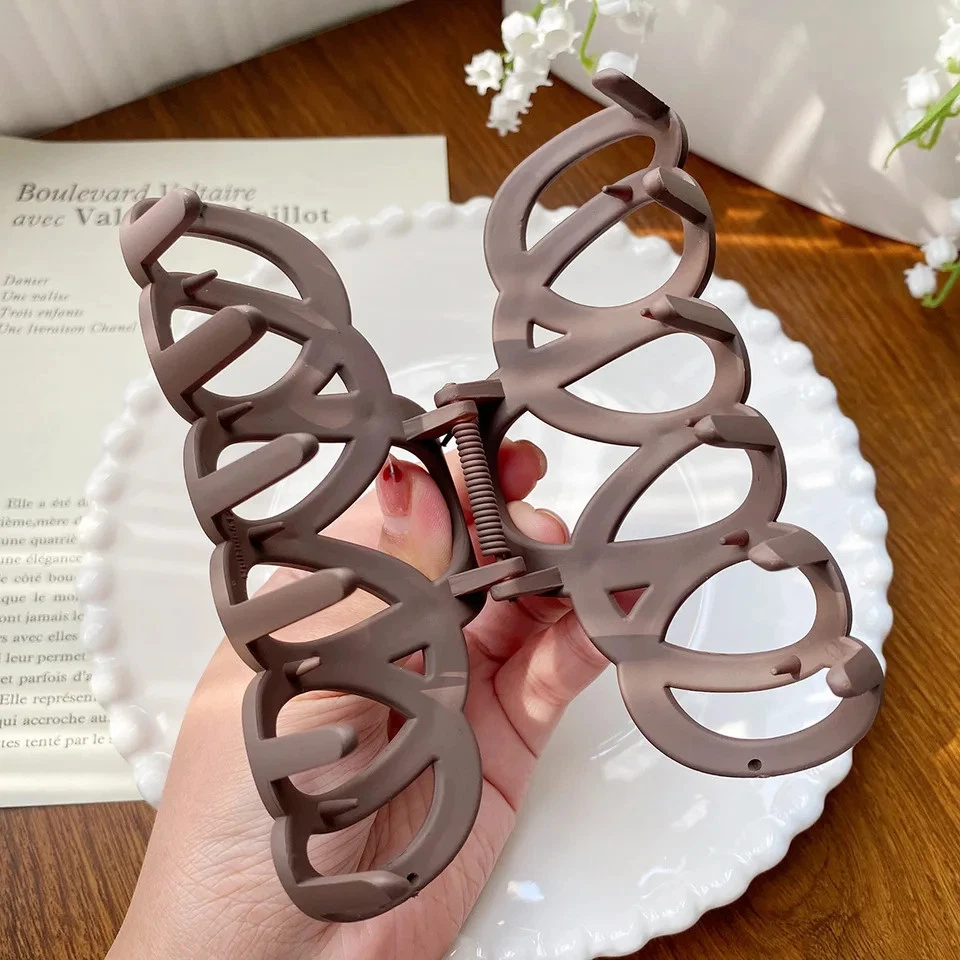 Clip de moño con garra de pelo hueco esmerilado elegante pasador de cangrejo coreano para mujer Foto 3 de 4