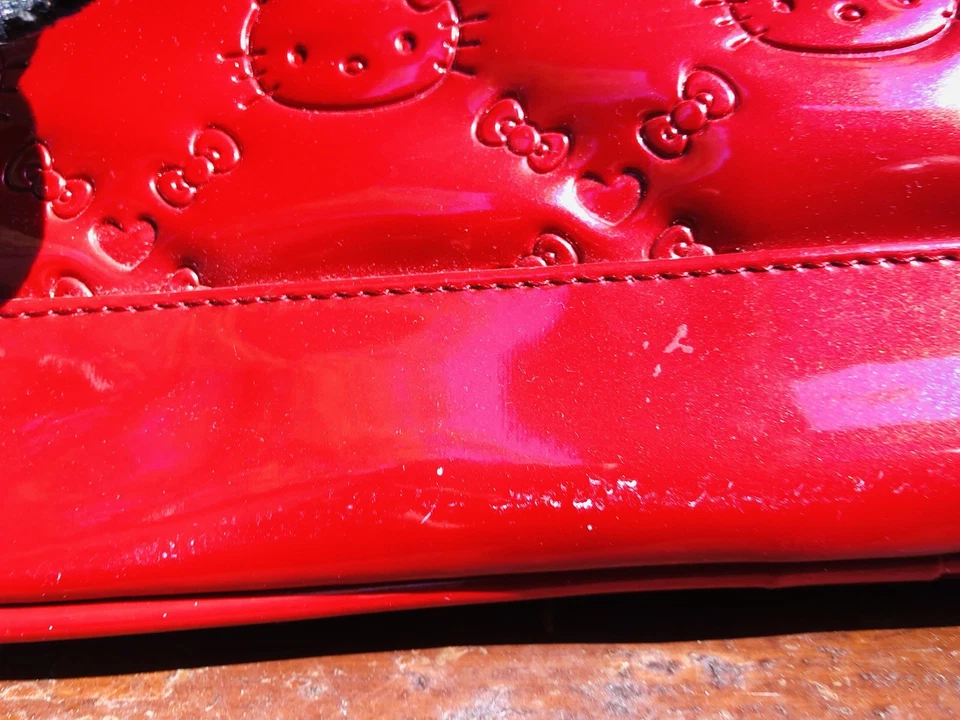 Bolso de mano LoungeFly X Sanrio Hello Kitty extra grande en relieve rojo Foto 4 de 4
