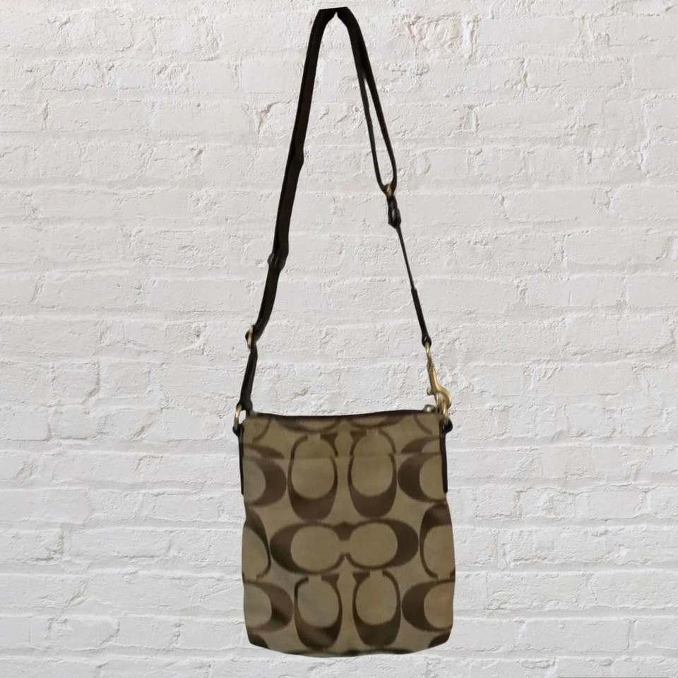 Bolso Bandolera Coach Signature Rayas C Swingpack Marrón Tostado Usado en Excelente Condición Foto 3 de 4