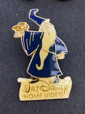 Pin’s Disney Home Vidéo Merlin L’enchanteur Signé Démons Et Merveilles Et Disney