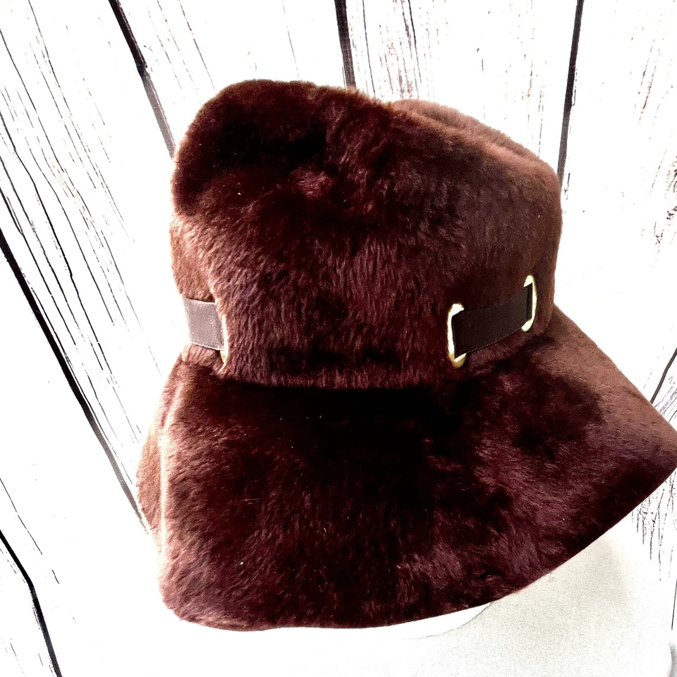 Betmar Cloche 女式帽子巴黎纽约人造毛皮丝带金孔光环爱尔兰 — 第 2/4 张图片