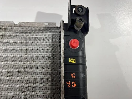 2001-2013 GMC Sierra 1500 Radiator 4.8L OEM - Изображение 2 из 4