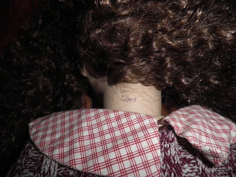 Muñeca de porcelana "Ellie" 28" de Heidi Plusczok firmada #704/1500 Foto 4 de 4