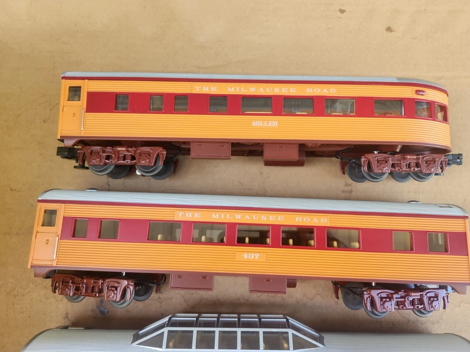 MTH 30-6090 Milwaukee Road Streamlined Hiawatha Lighted Four Car Passenger Set - Image 4 of 4