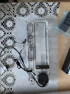 Alphacool Core Distro Plate 360 ​​Links D5 with VPP Apex PWM pump temp bung