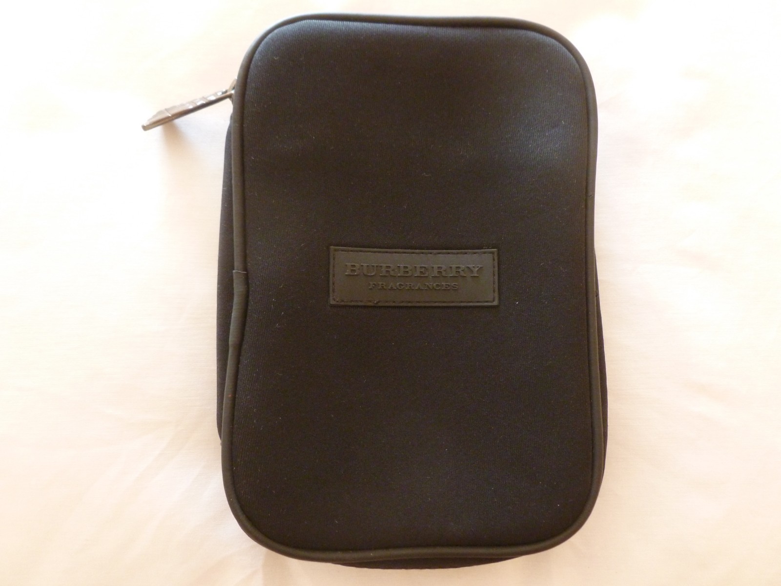 Trousse Burberry noire neuve fermeture éclair pochette de toilette luxe