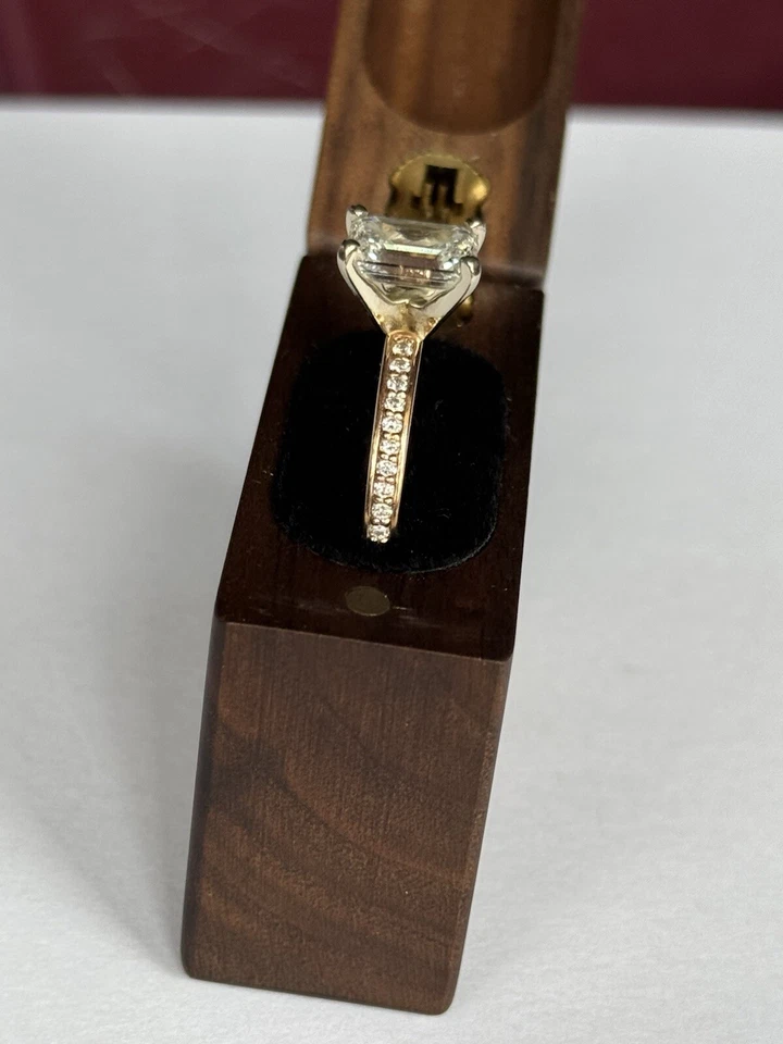 Anillo de compromiso de oro rosa pavé de 1,96 quilates creado en laboratorio peso total de 2,21 quilates Foto 3 de 4