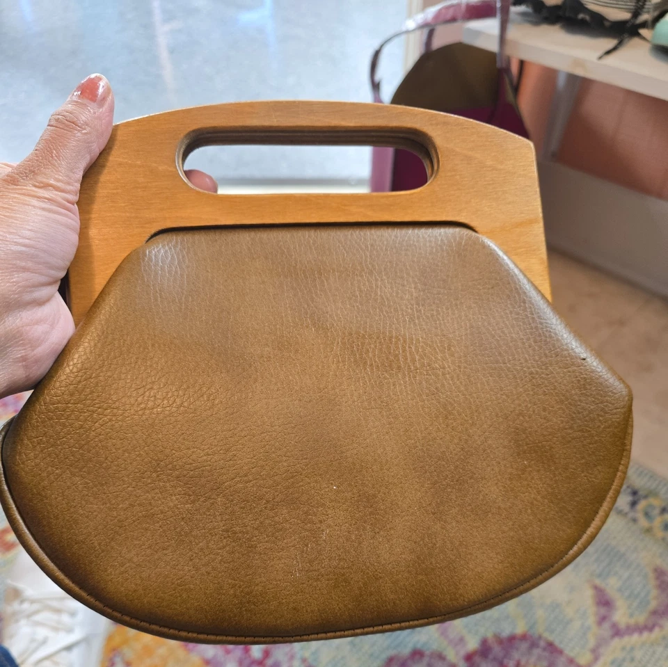 Bolso de mano vintage de imitación de cuero marrón, asas de madera, cartera retro de mediados de siglo Foto 3 de 3