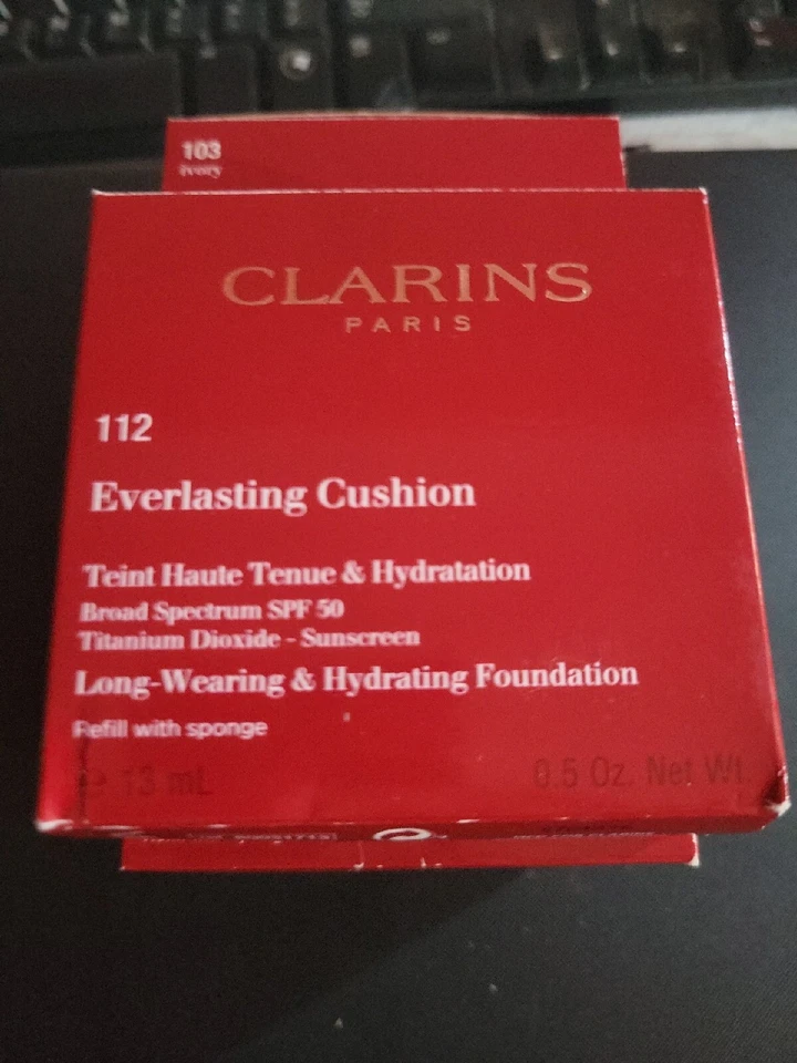 Base de maquillaje Clarins Everlasting Cushion FPS 50 con esponja sellada caja roja Foto 2 de 4