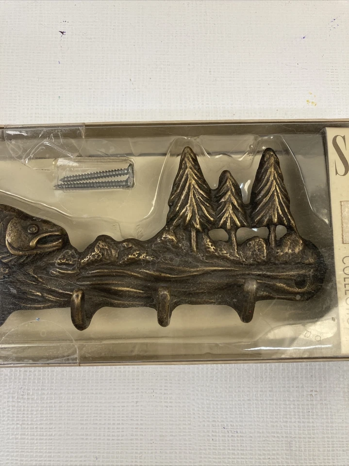 Colección de ganchos SPI con temática de pesca de latón vintage llaves colgantes chaquetas nuevas en caja nuevas difíciles de encontrar Foto 3 de 4