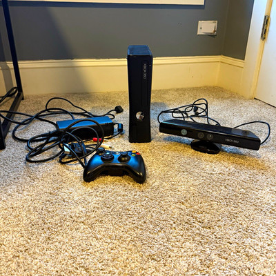 Microsoft Xbox 360 S 4GB Black Console  w/ Kinect Sensor
