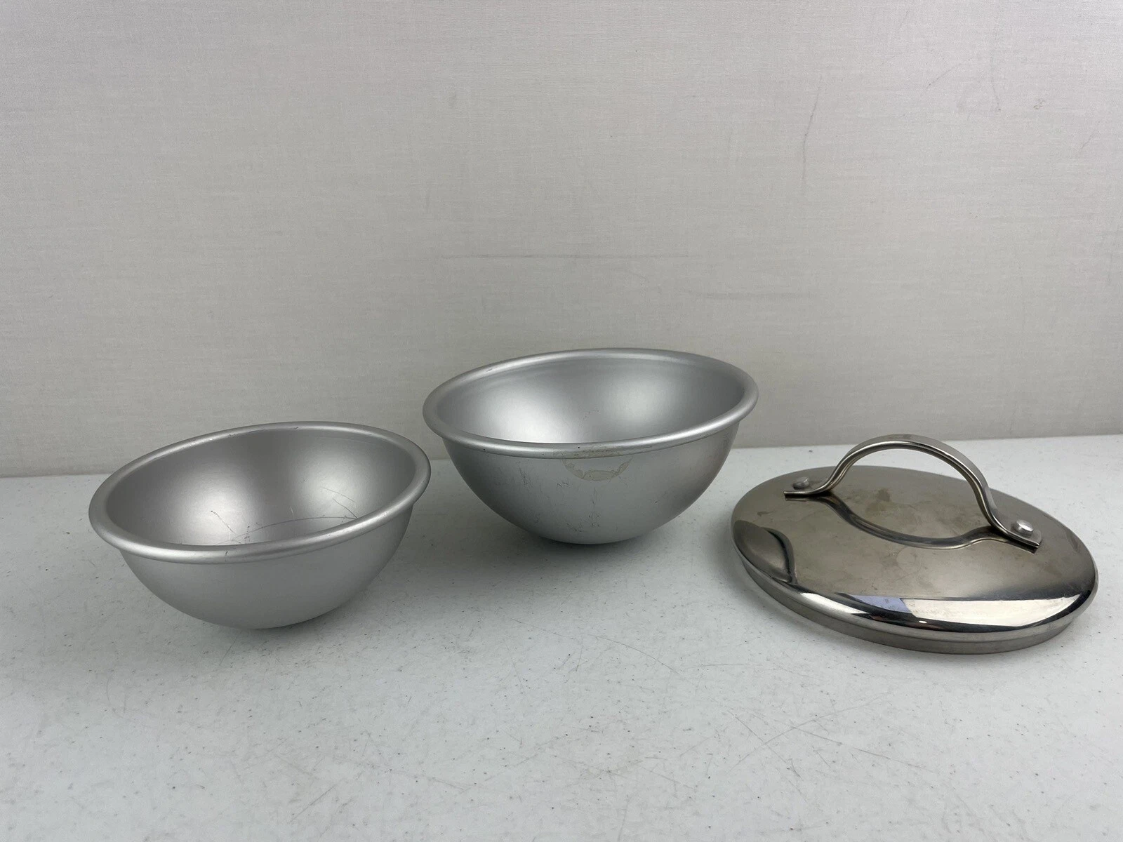 2 Aluminium Metal Mixing Baking Bowls with 1 x Lid - Rounded Base VGC