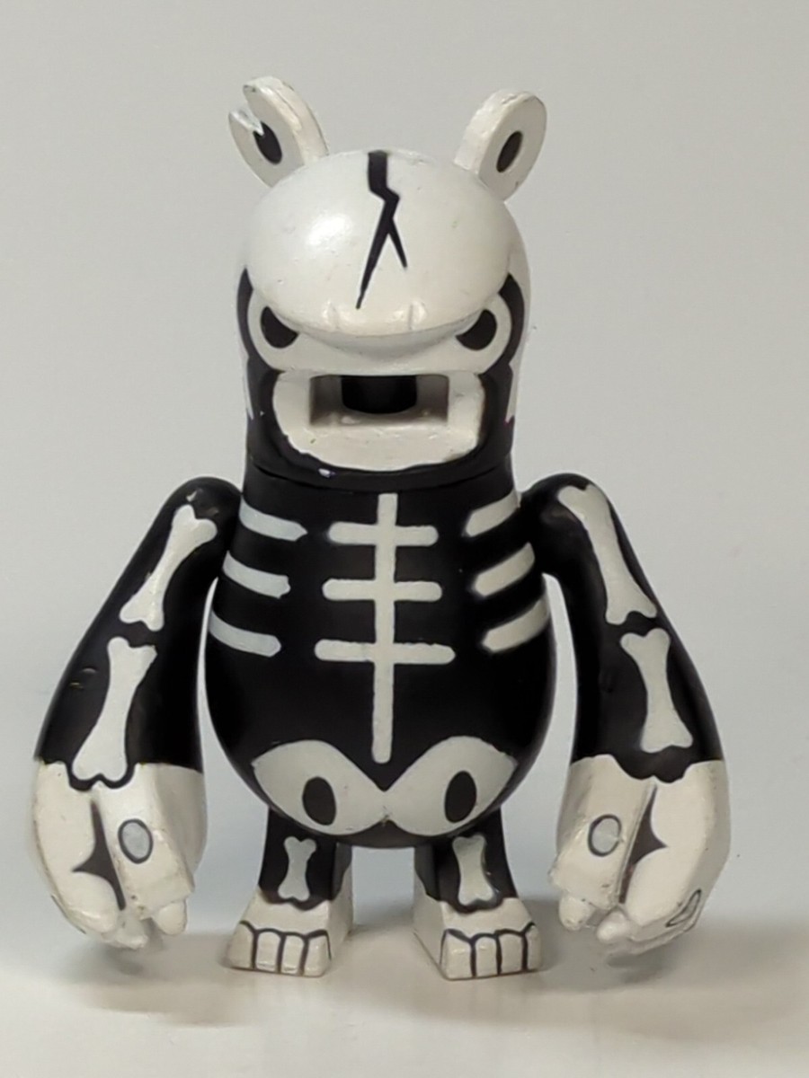Tours TOY2R White Black Skull Knuckle Bear 2” Touma Vinyl Figure