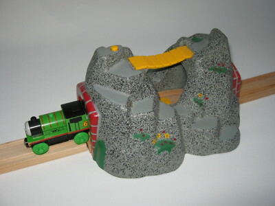 BRIO ROCKY MOUNTAIN TUNN mit Sounds für Holzeisenbahn Schienen Set ( Thomas )