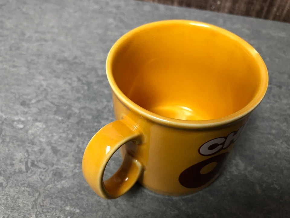 Taza Publicitaria Pollo OXO Amarillo Brillante Con Letras Marrones Foto 3 de 4