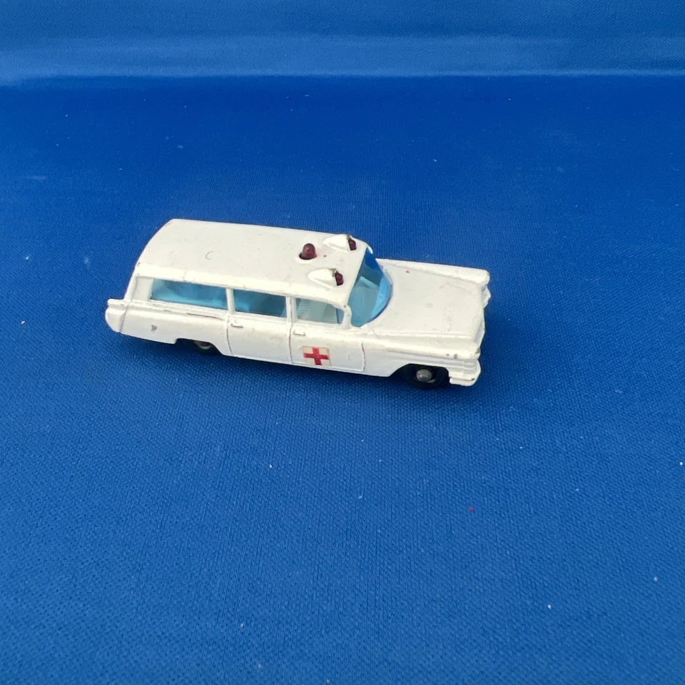 复古火柴盒系列白色 '1960 年代梅赛德斯奔驰救护车 3 号 • Lesney 著 — 第 3/4 张图片