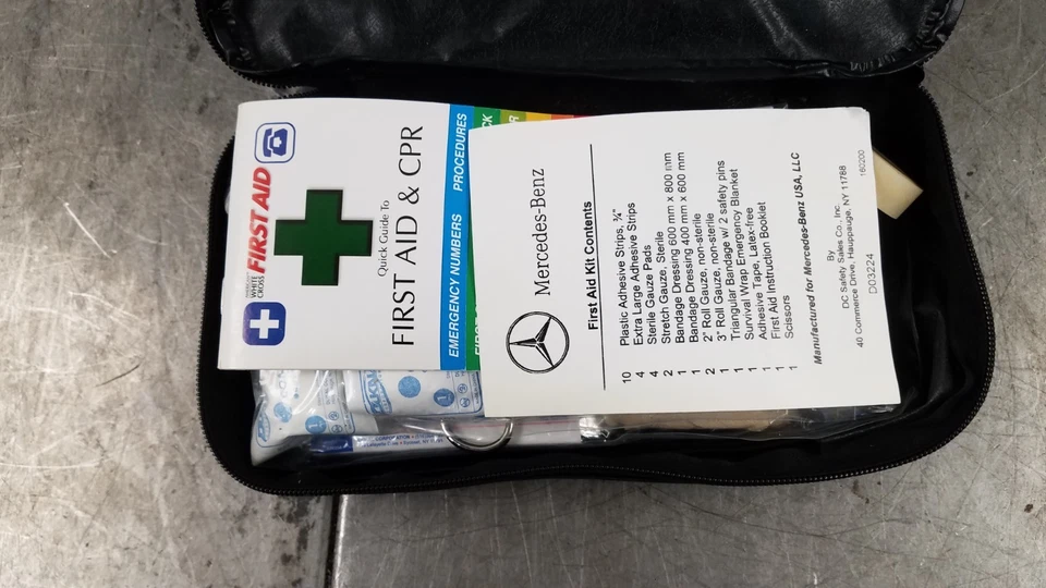 Mercedes Benz AMG E 63 2011 kit de primeros auxilios #6599 P4 Foto 2 de 4