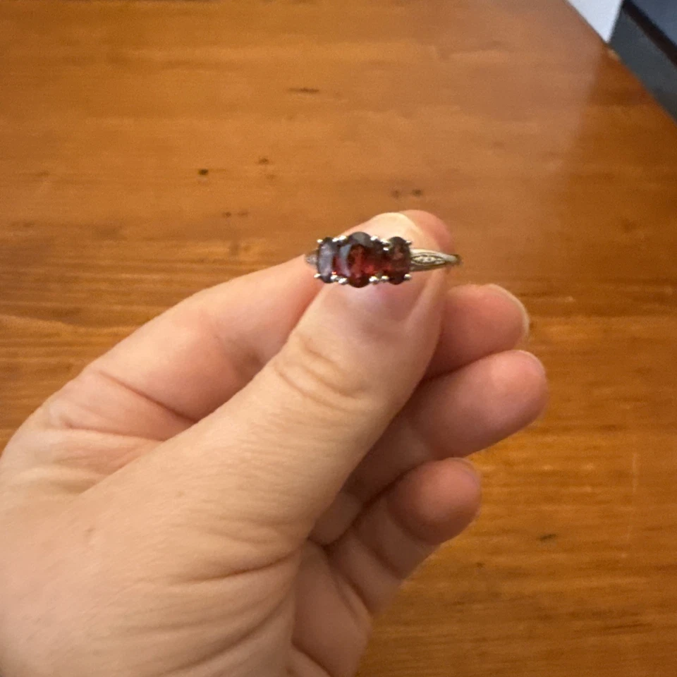 Anillo de tres piedras de plata de ley granate Foto 3 de 3