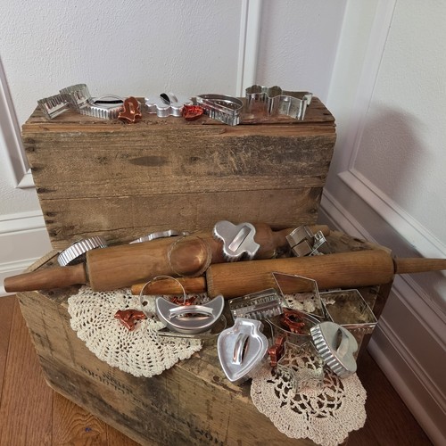 Set Of 2 Vintage Rolling Pins, 23 Reg Sized Vint Cookie Cutters & 6 Tiny Cutters