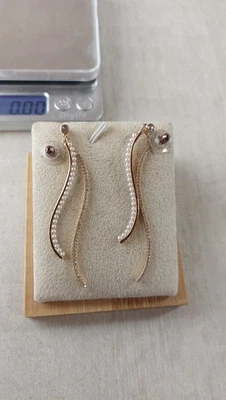 Belle paire de boucles d'oreilles pendantes en métal doré, Swarovski - Photo 1/4
