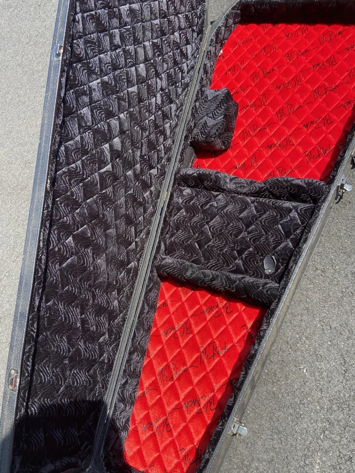 Estuche rígido acolchado de terciopelo rojo y negro BC Rich 'The Coffin Case' para guitarra y bajo Foto 3 de 4