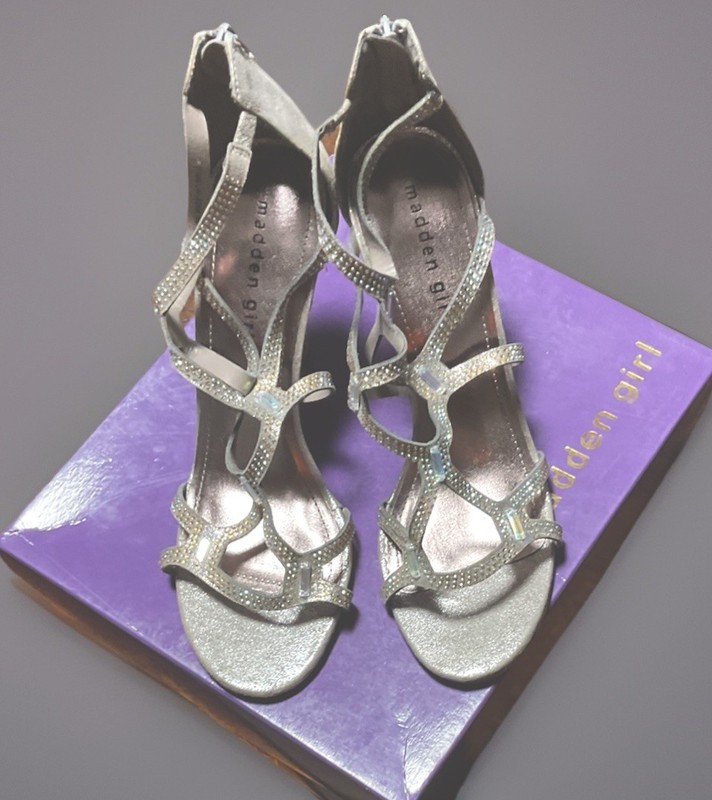 NEW Steve Madden Womens Metallic Gold Gray Straps  High Heel Sz 9 Faux Diamonds