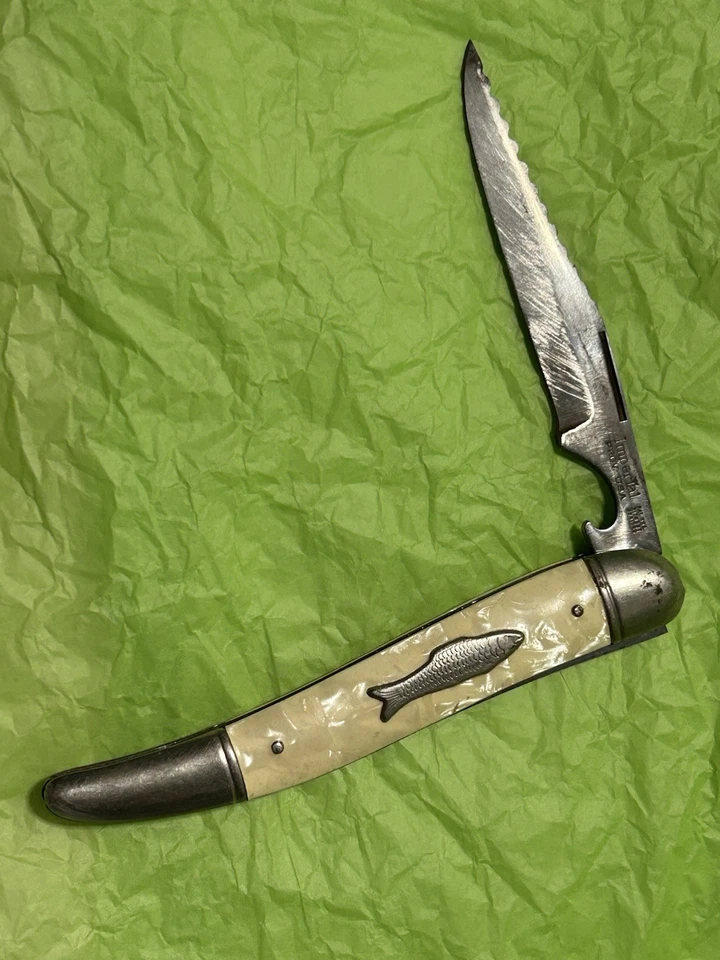 Cuchillo de Pesca Imperial EE. UU. De Colección Incrustación de Peces Hoja Dentada y Escalador Anuncio en Mango Foto 3 de 4